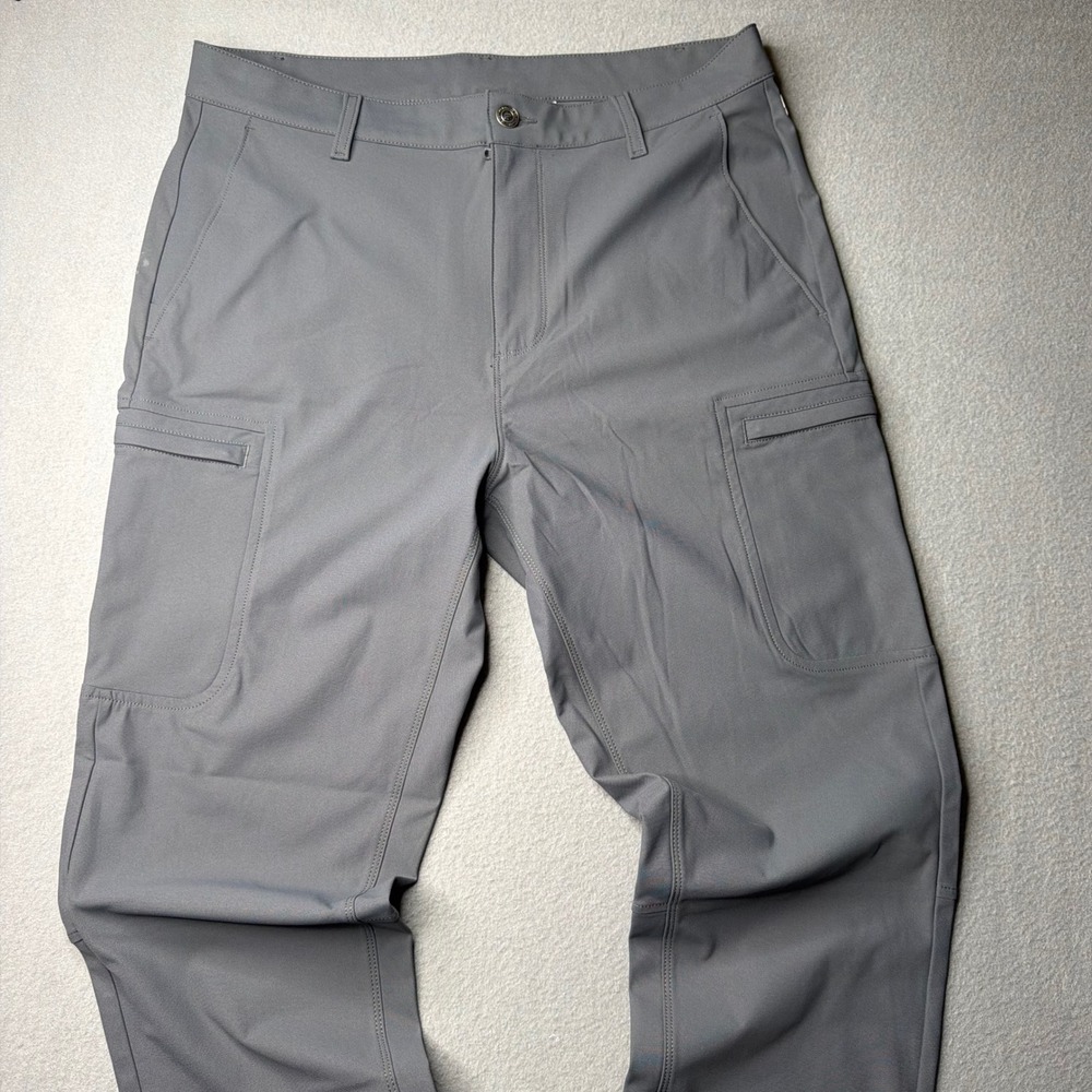 Fabletics Go-To Cargo Pants Mens 33x32 Gray Straight Technical PT2500592-0770